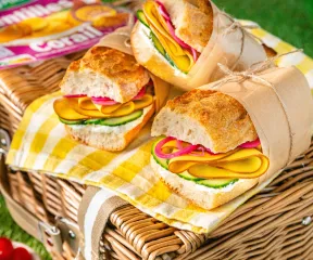 Sandwich baguette fromage frais, concombre, pickles et Tranches Végé Curry Cumin Fleury Michon