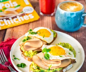 Tartines avocat, tranches Végés pois chiche & œuf au plat Fleury Michon