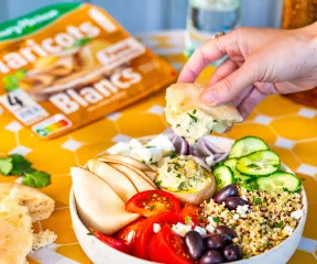Assiette méditerranéenne quinoa, crudités & tranches Végé (1).jpg