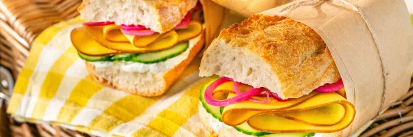 Sandwich baguette fromage frais, concombre, pickles et Tranches Végé Curry Cumin Fleury Michon