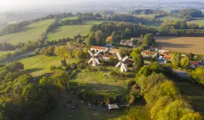 Village avec des moulins