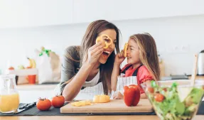 Photo d'une mère et sa fille dans une cuisine