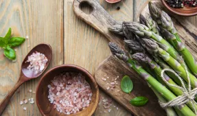 Cuisson des asperges crues sur une table en bois