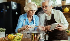 Couple de seniors qui cuisinent 