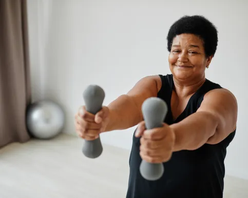 Femme senior faisant du sport